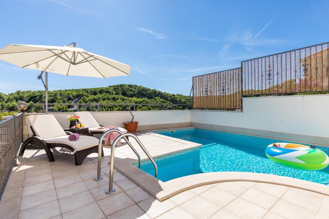 Marivilla In Selca With Heated Pool Exterior photo