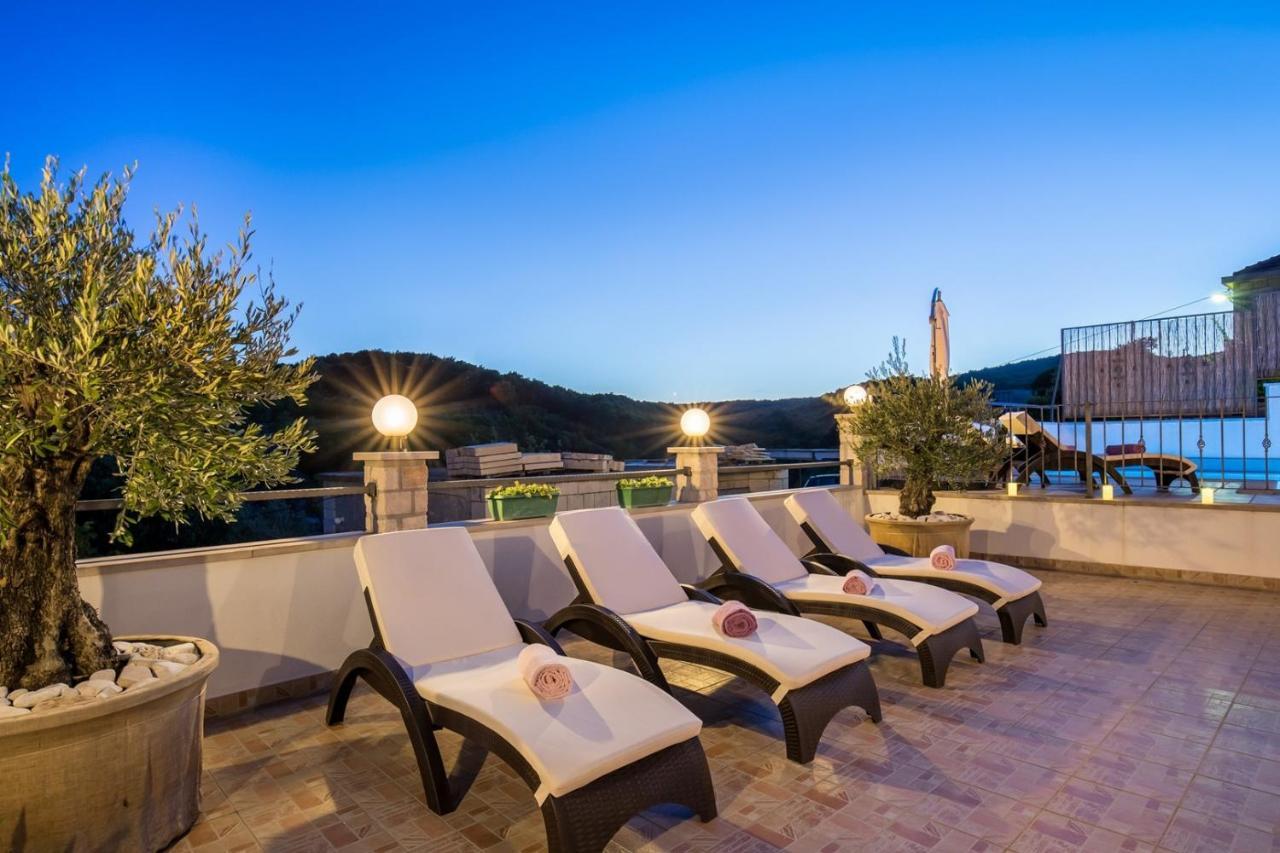 Marivilla In Selca With Heated Pool Exterior photo