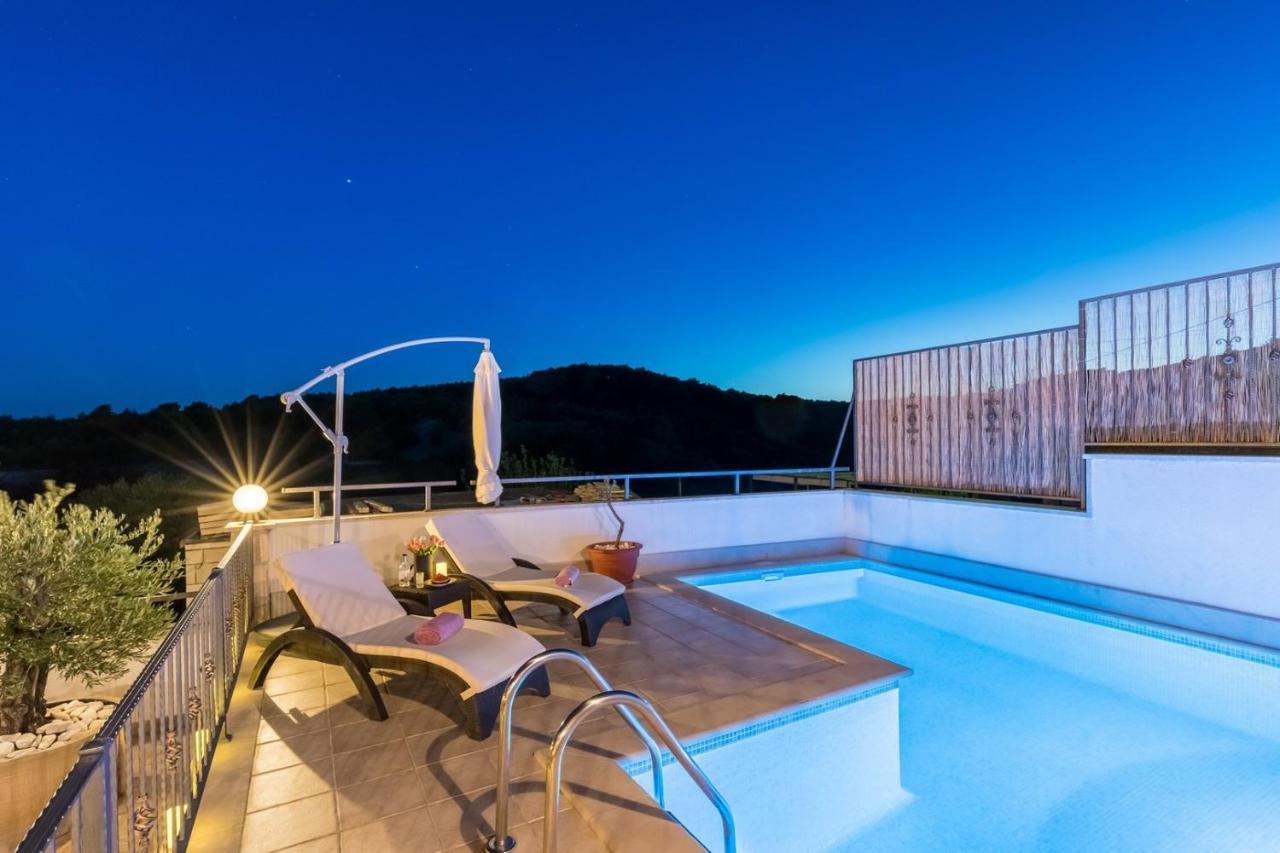 Marivilla In Selca With Heated Pool Exterior photo